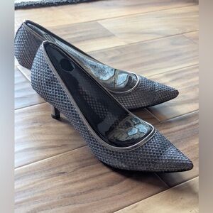 Adrianna Papell Lois Gunmetal Honeycom Kitten Heel Shoes Size 9M